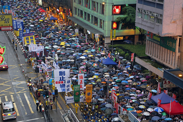三号强风袭港,难阻香港人参加七一游行,43万港人无惧风雨,高喊港共特首梁振英下台,图为法轮功的游行队伍。(摄影:潘在殊/大纪元) 三号强风袭港,难阻香港人参加七一游行,43万港人无惧风雨,高喊港共特首梁振英下台,图为法轮功的游行队伍。(摄影:潘在殊/大纪元)