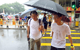 苹果老板黎智英等名流“七‧一”香港大游行走上街头