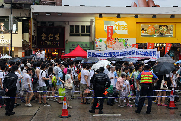 三号强风袭港,难阻香港人参加七一游行,43万港人无惧风雨,高喊港共特首梁振英下台。(摄影:潘在殊/大纪元) 三号强风袭港,难阻香港人参加七一游行,43万港人无惧风雨,高喊港共特首梁振英下台。(摄影:潘在殊/大纪元)