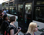 7月1日，舊金山灣區捷運（BART）工會宣佈開始罷工。圖為7月1日早上平時搭乘捷運的奧克蘭居民正在排隊等巴士去舊金山。（Justin Sullivan/Getty Images）