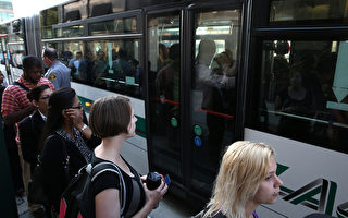 7月1日，旧金山湾区捷运（BART）工会宣布开始罢工。图为7月1日早上平时搭乘捷运的奥克兰居民正在排队等巴士去旧金山。（Justin Sullivan/Getty Images）