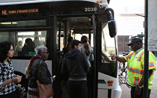 旧金山湾区捷运（BART）劳资双方谈判破裂。7月5日，罢工进入第5天，湾区众多乘客只能挤巴士、坐渡轮和拼车。（Justin Sullivan/Getty Images）