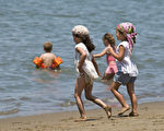 炎熱的天氣讓舊金山的孩子們紛紛跑到沙灘玩水。（曹景哲/大紀元）