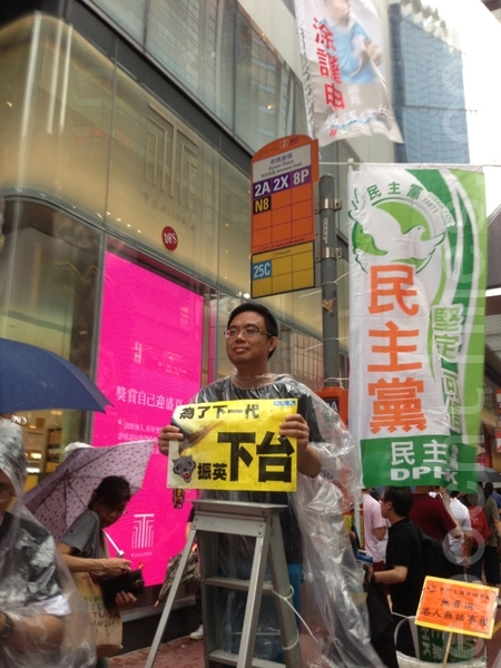 立法会议员涂谨申亦向市民展示大纪元的七一海报。(摄影:黄浩/大纪元) 立法会议员涂谨申亦向市民展示大纪元的七一海报。(摄影:黄浩/大纪元)