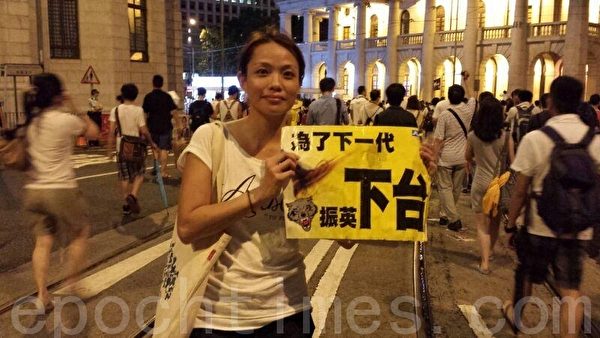图为七一大游行现场,香港市民和组织纷纷用香港大纪元时报提供的游行海报。(大纪元 图为七一大游行现场,香港市民和组织纷纷用香港大纪元时报提供的游行海报。(大纪元