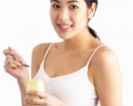 研究：用银汤匙吃优格 味道最好