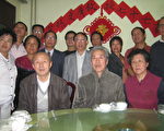 2010年,李昌玉(前左2)、孙文广(前左3)等人参加聚会。(作者提供)