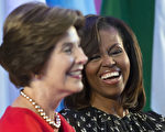 美国第一夫人米歇尔.奥巴马7月2日在坦桑尼亚参加第一届“非洲第一夫人峰会”时（图），笑侃道，生活在白宫，就像生活在一座精美的“监狱”里。她同时提到，第一夫人拥有绝好的机会做自己认为最有价值的事业，为那些需要为之发声的人去发声。(图源：JIM WATSON/AFP/Getty Images)