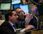 2013年7月5日，美国股市因为就业数据向好，经济改善前景变佳，股市震荡上涨147点。（Photo by Andrew Burton/Getty Images）