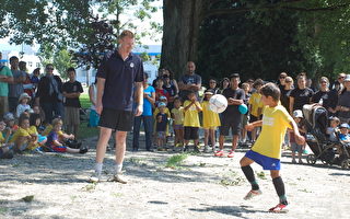 温警局欢庆足球夏令营25周年