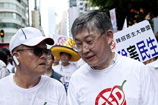 香港中原地產創辦人施永青(右)也參加遊行,直指新辣招之下,中原地產代理成交下跌六成多,情況惡劣和03年SARS差不多。(攝影:余鋼/大紀元) 香港中原地產創辦人施永青(右)也參加遊行,直指新辣招之下,中原地產代理成交下跌六成多,情況惡劣和03年SARS差不多。(攝影:余鋼/大紀元)