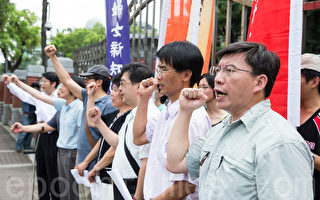 “服贸协议”在台湾引发各界激烈争议