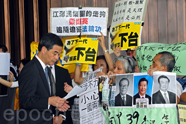 去年七一煙花匯演中,觀煙花船相撞沉沒遇難者家屬,帶同包括江澤民幾名領導人的大頭像抗議,諷刺他們如同搭沉船。(攝影:潘在殊/大紀元) 去年七一煙花匯演中,觀煙花船相撞沉沒遇難者家屬,帶同包括江澤民幾名領導人的大頭像抗議,諷刺他們如同搭沉船。(攝影:潘在殊/大紀元)