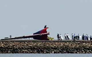 美國國家運輸安全委員會調查小組，9日前往舊金山國際機場海堤附近，調查韓亞航空214班機失事原因。(Justin Sullivan/Getty Images)
