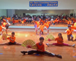 7月12，快樂夏令營的學生們表演的鐵扇舞。（藍天/大紀元）