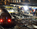 2013年7月12日下午，法国一列高速火车于巴黎以南的车站出轨，冲撞月台，造成至少6人死亡和另外30人受伤。（LIONEL BONAVENTURE/AFP/Getty Images）