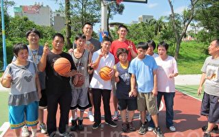 台湾飞人陈信安当教练 指导憨儿打篮球