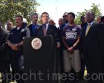 图： 洛杉矶市长加西提（Eric Garcetti）、LAPD局长查理‧贝克（Charlie Beck）、洛 杉矶县政委员马克‧雷德利‧托马斯（Mark Ridley-Thomas） 等官员星期二下午召开记者会，呼吁齐默曼案抗议者采取和平方式。（大纪元）