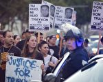 洛杉矶民众16日上街抗议齐默曼被判无罪。（ROBYN BECK/AFP）