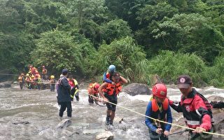 西馬隆颱風外圍環流影響，造成17名溯溪遊客受困水源地消防救難人員趕往救援。（攝影:陳玫均/大紀元）
