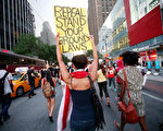 7月14日，获知齐默曼脱罪后，特拉旺·马丁的支持者在曼哈顿联合广场举行集会，支持者打出“废止‘不退让法’”的标语。（Getty Image）