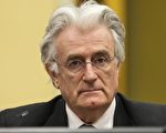 海牙的联合国前南斯拉夫刑事法庭7月11日正式裁定，推翻之前作出的有关波黑塞族前领导人拉多万‧卡拉季奇（Radovan Karadzic）种族灭绝罪不成立的裁决，卡拉季奇将继续接受审判。(MICHAEL KOOREN / POOL / AFP)