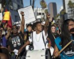 在佛州枪杀了17岁非裔青年的社区守望队长齐默曼被陪审团无罪开释后，洛杉矶爆发抗议潮。有青少年不法份子趁机在好莱坞闹市抢劫路人和商店。（ROBYN BECK/AFP/Getty Images）