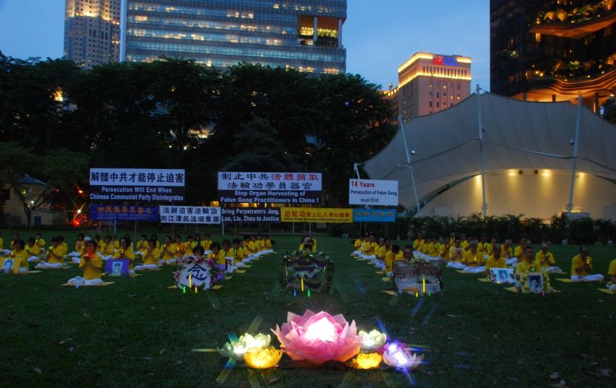 新加坡法轮功学员在芳林公园烛光悼念被中共迫害致死的大陆同修(摄影:苏每善)