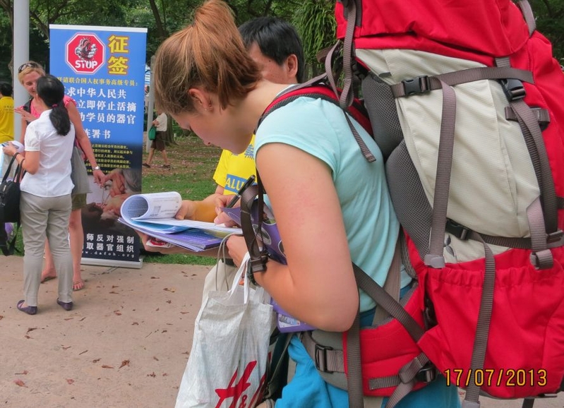 签名共同制止活摘暴行(摄影:秀娇)