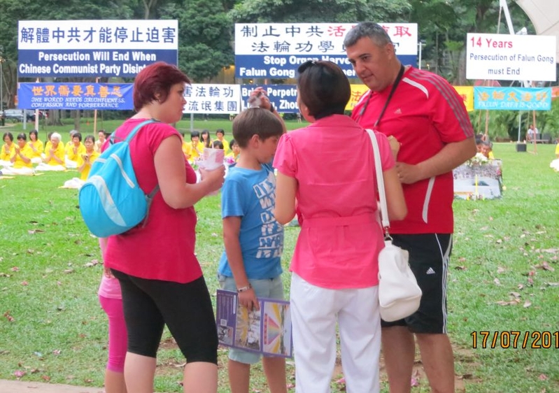 民众认真聆听学员介绍法轮功真相(摄影:秀娇)