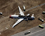 6日于旧金山机场失事韩亚航空公司客机，16岁女生叶梦圆死于被机动车辗过，极有可能是被现场消防车辗过。图为失事韩亚客机和消防车。（Ezra Shaw/Getty Images）