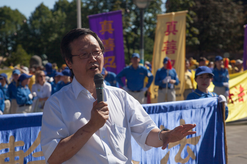 歐洲法輪大法協會主席Manyan NG發言開啟集會序幕.(攝影:吉森/大紀元)