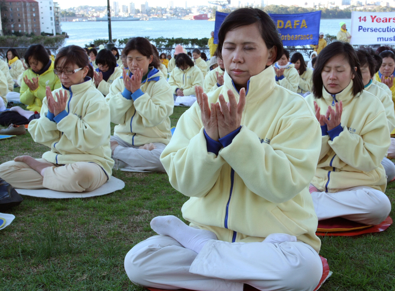 7.20悉尼法輪大法學員公園集體煉功,紀念和平反迫害14年(何蔚/大紀元)