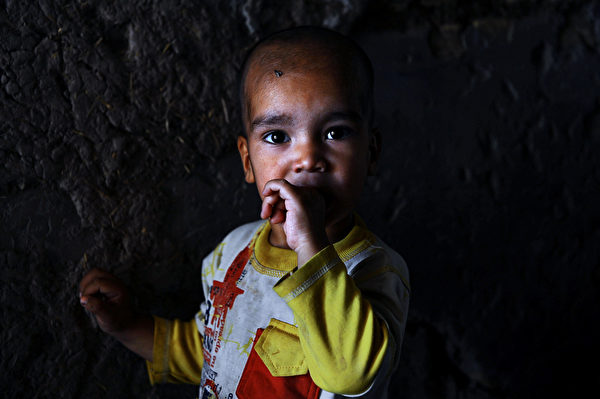 一名住在阿富汗第三大城市哈拉德老街区的小男孩。在阿富汗，1/3的人口生活在贫困之中。（Aref Karimi／AFP）