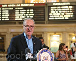 舒默7月21日在曼哈顿的大中央车站举行的记者会上。（摄影 杜国辉/大纪元）