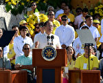 執政已逾3年的菲律賓總統艾奎諾三世（中），最新施政淨滿意度高於今年3月的+59以及去年12月的+55。（NOEL CELIS/AFP）