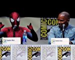 投入角色的安德魯•加菲爾德當日一度在蜘蛛俠面罩下接受訪談。(Kevin Winter/Getty Images)