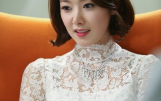 韓國女星蘇怡賢華服上身，極具時尚感。（圖/緯來戲劇台提供）