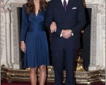 英國劍橋公爵夫人2010年與威廉王子訂婚時所穿的寶藍色連身洋裝，打響設計品牌Issa（法新社）