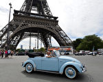 當地時間2013年7月28日，法國巴黎，第六屆巴黎老爺車夏日穿行之旅舉行，各式老爺車聚集在法國首都的街道。(MIGUEL MEDINA/AFP)