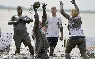 組圖：德國舉行瘋狂「泥巴奧運」 泥漿裡找快樂