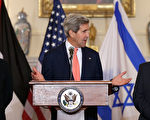 在以色列代表李夫尼（左）與巴勒斯坦代表艾拉卡特（右）的陪同下，美國國務卿凱瑞（中）30日宣布，以巴將在兩週內舉行下一輪和平會談。(Win McNamee/Getty Images)