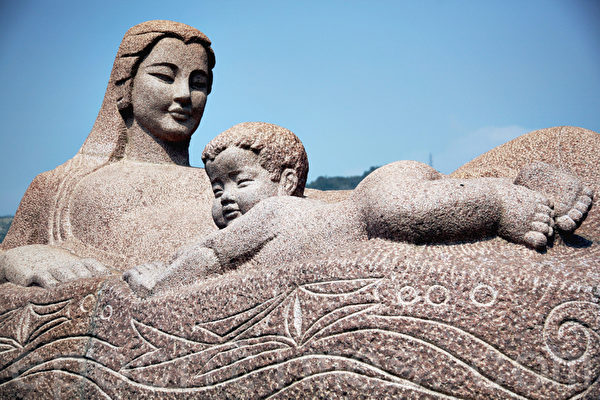 母子 雕像（攝影：liping dong/Fotolia）