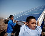 在中共各地方政府大量上马光伏（太阳能光伏发电系统）项目之后，大陆光伏产业陷入产能过剩局面，光伏企业相继倒闭。图为天津工人在安装太阳能板。资料照片。(Ed Jones/AFP)