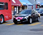 網絡召車應用在舊金山迅猛發展，圖為帶著私家車的共享乘租網絡Lyft的標識——粉鬍子的汽車。（曹景哲/大紀元）