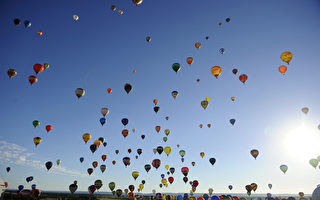 组图：法国热气球盛会　408颗同时升空创新纪录