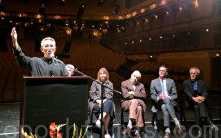 云门舞集创始人林怀民在芝加哥大剧院，为明年三月将在此上演的“流浪者之歌”做宣传。（摄影：唐明镜/大纪元）