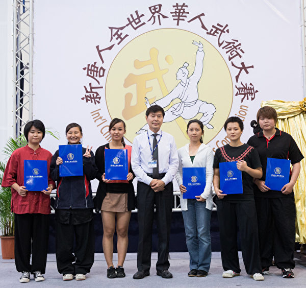 2013年新唐人第四屆「全世界華人武術大賽」女子器械組入圍選手。（陳柏州／大紀元）