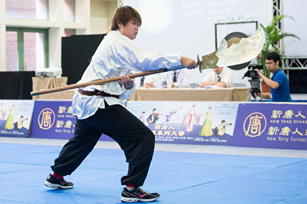 2013年新唐人第四屆「全世界華人武術大賽」亞太初賽女子器械組選手高紫茵。（陳柏州／大紀元）