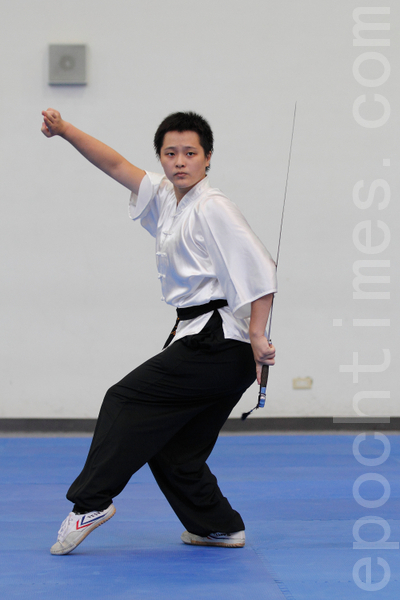 2013年新唐人第四屆「全世界華人武術大賽」亞太初賽女子器械組選手盧韋安。(羅正恆/大紀元)